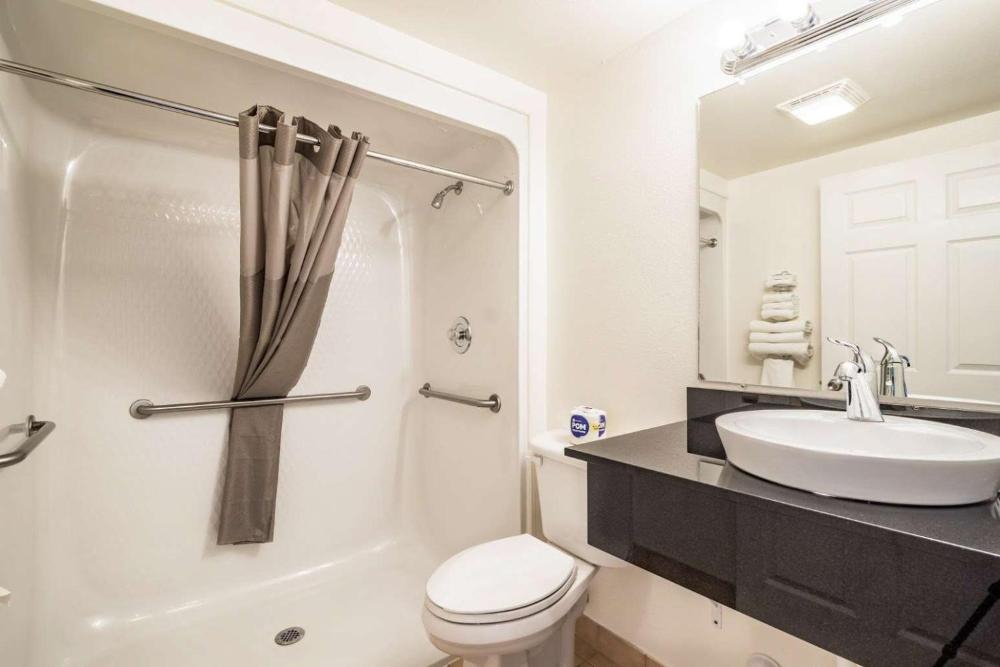 King Room - Disability Access - Non-Smoking interior