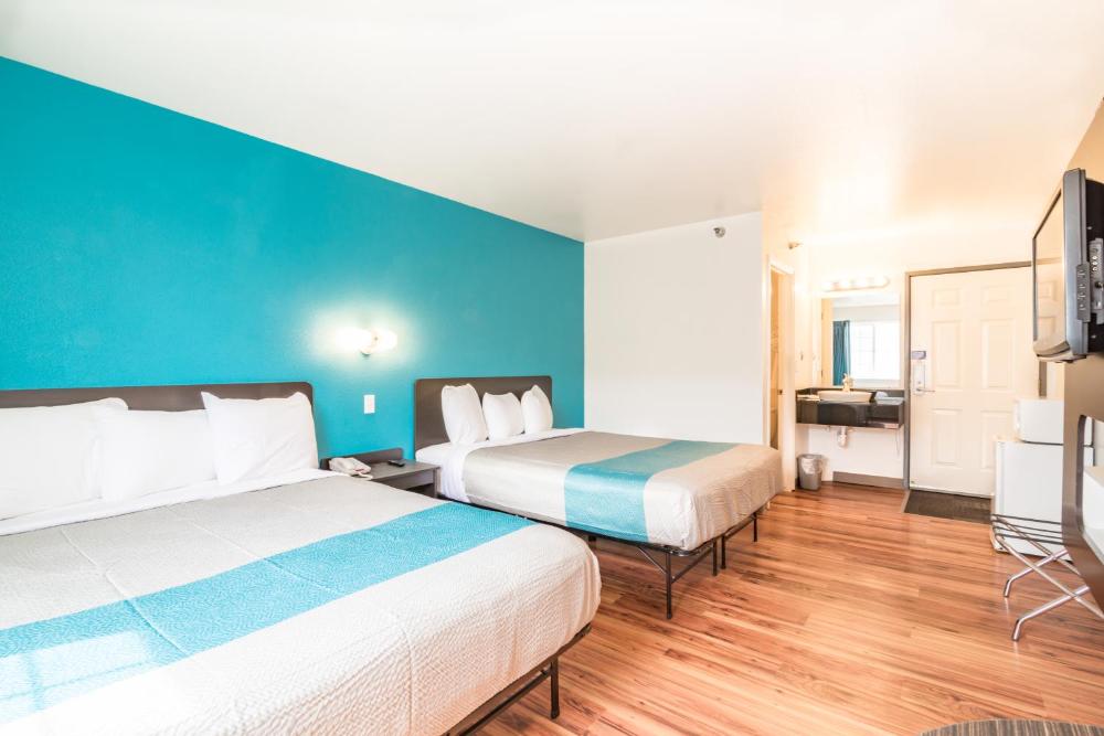 Deluxe Queen Room with Two Queen Beds interior